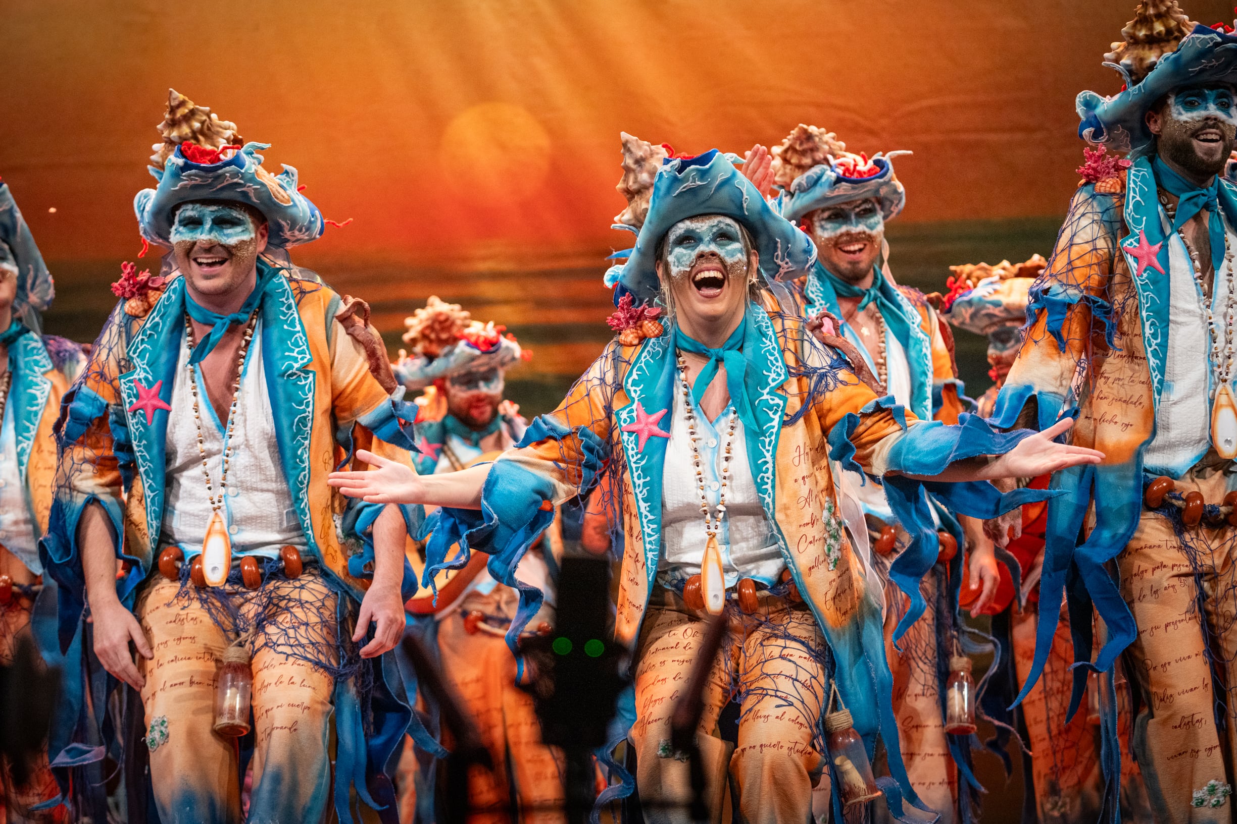 Comparsa: Los que escriben en la arena.