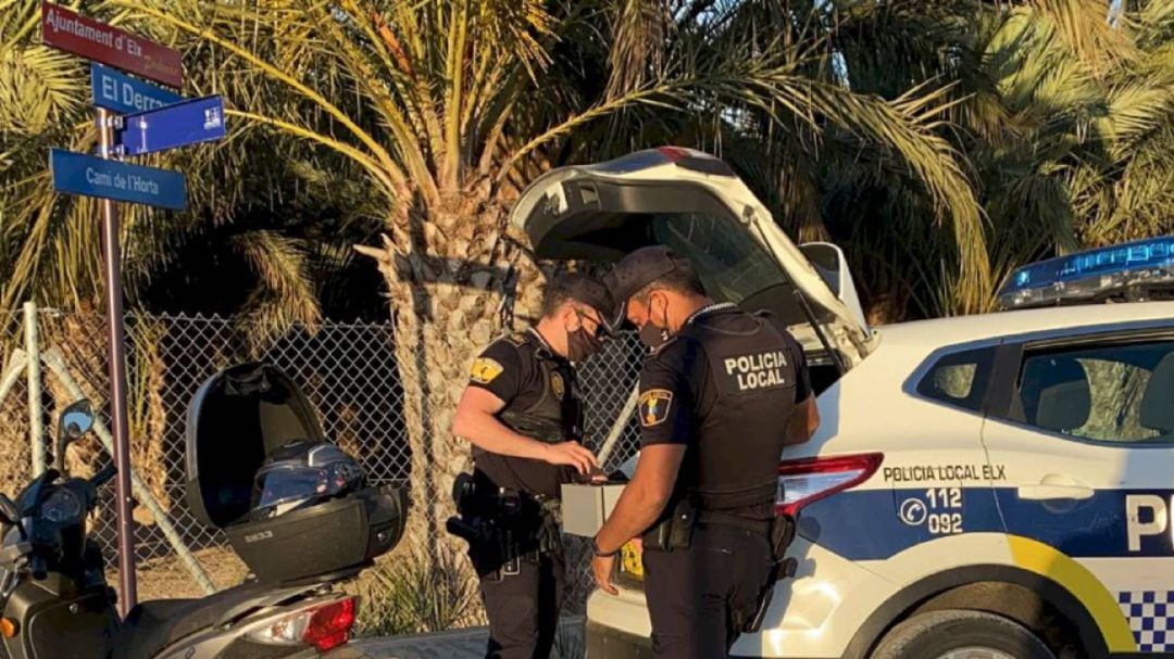 Dos policias locales realizando un control rutinario