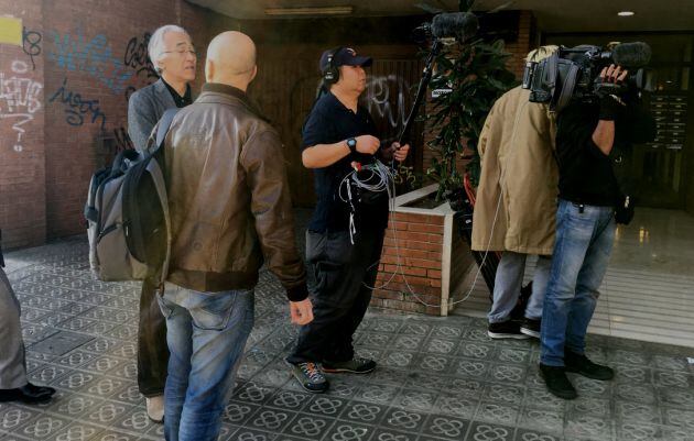 Un equipo de una televisión japonesa espera a las puertas de la sede de la ANC en Barcelona