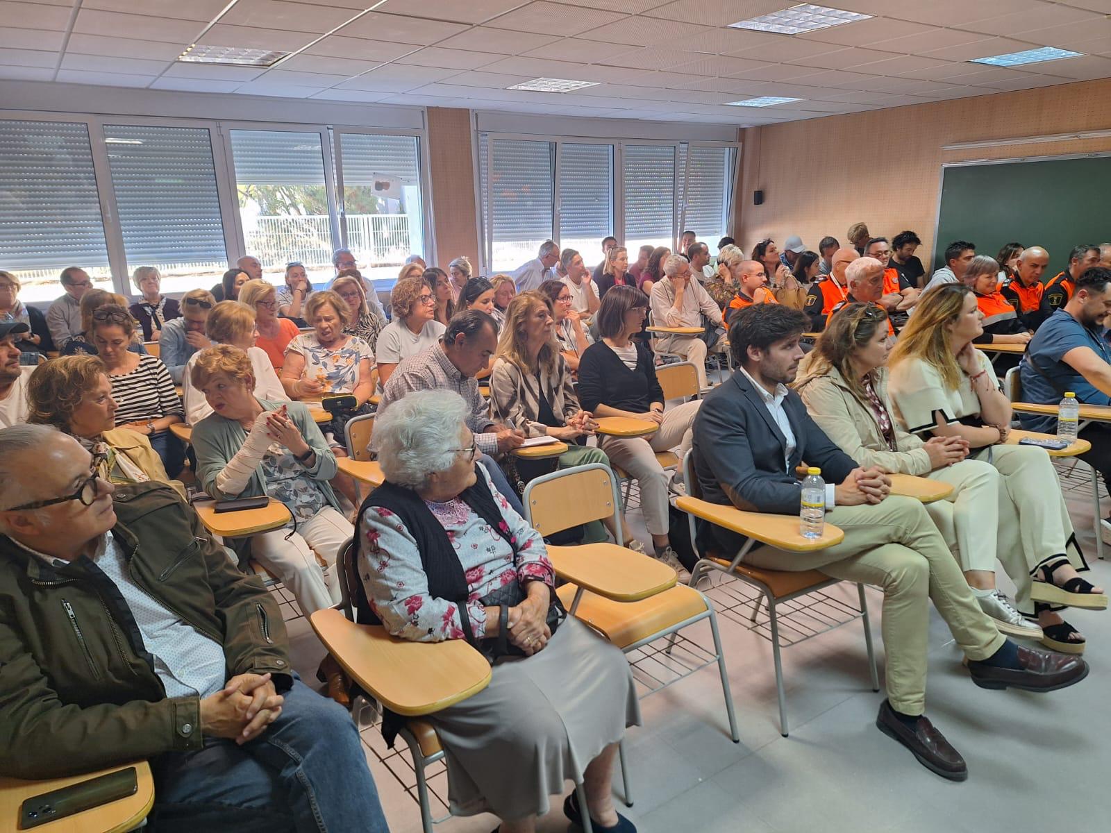 Charla del Ayuntamiento de València a los vecinos de El Saler sobre la prevención de incendios.