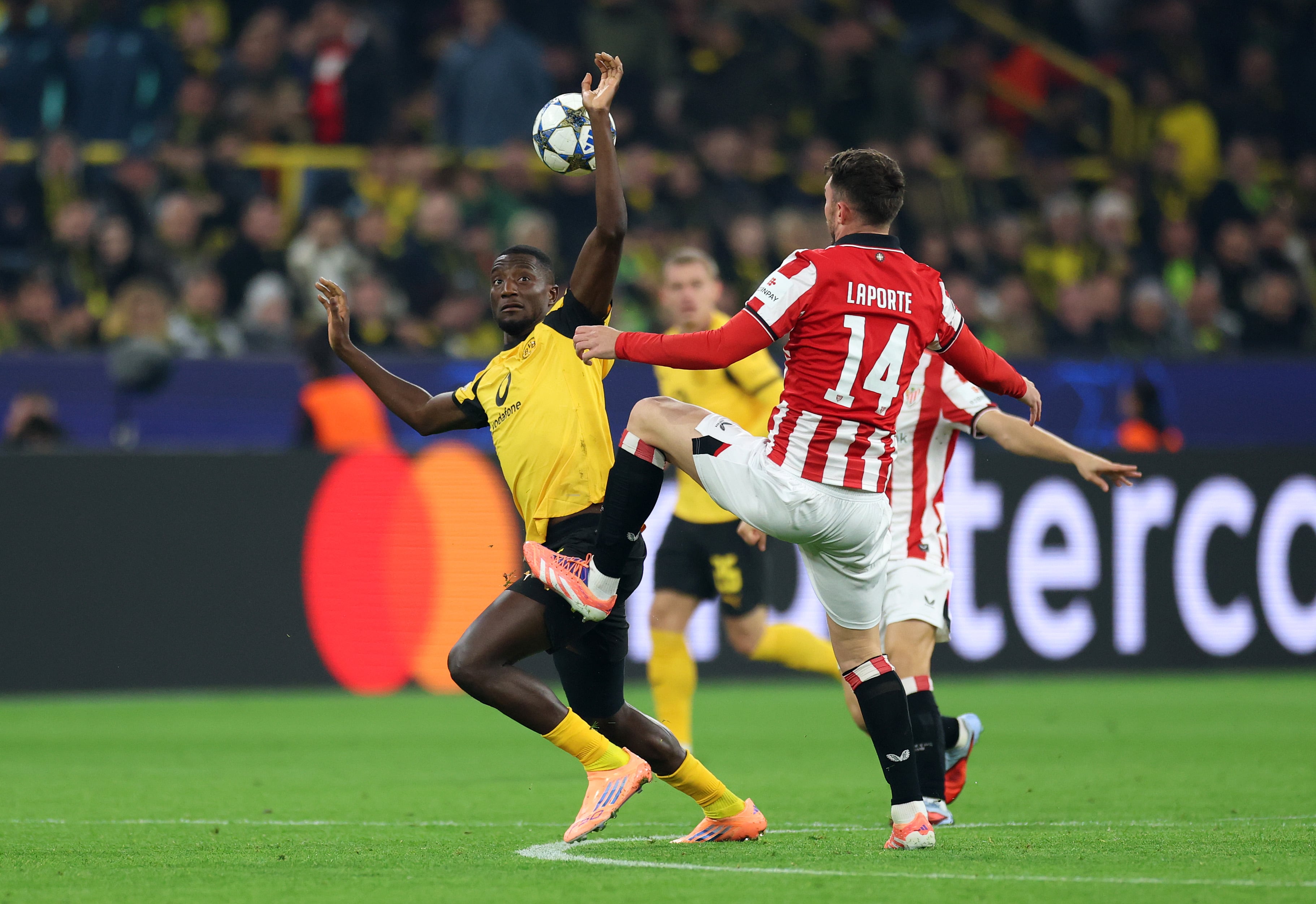 Aymeric Laporte en una acción defensiva en el duelo ante el Borussia Dortmund