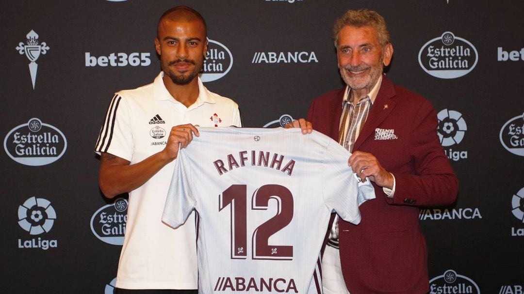 Rafinha posa con la camiseta del Celta de Vigo tras llegar cedido del FC Barcelona