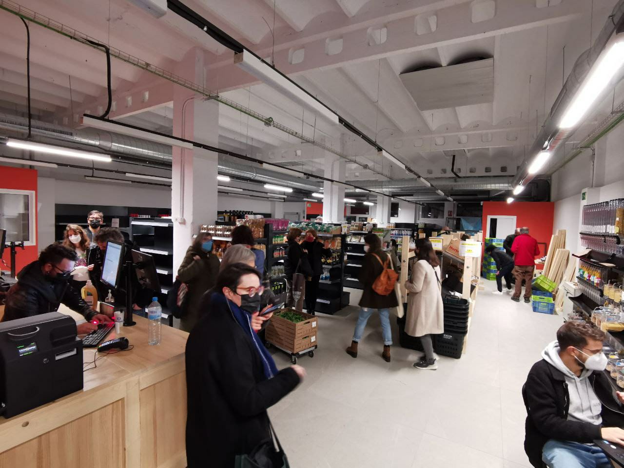 Food Coop Barcelona, el supermercat gestionat pels socis que ha obert a la capital catalana