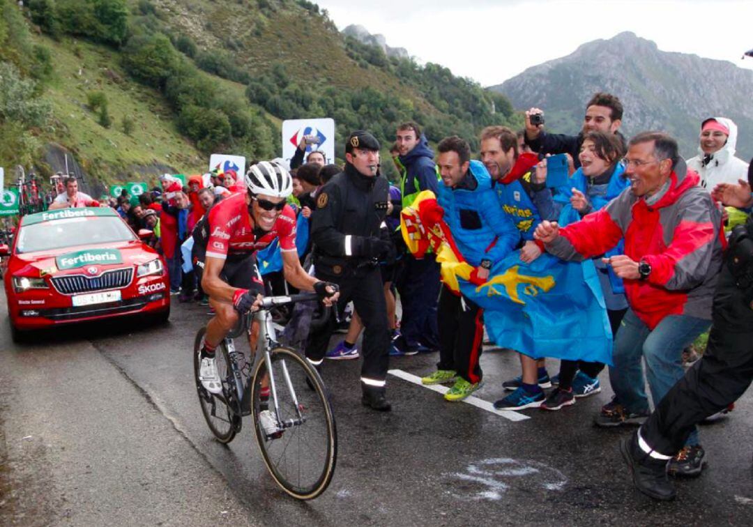 Alberto Contador durante una etapa en El Angliru.