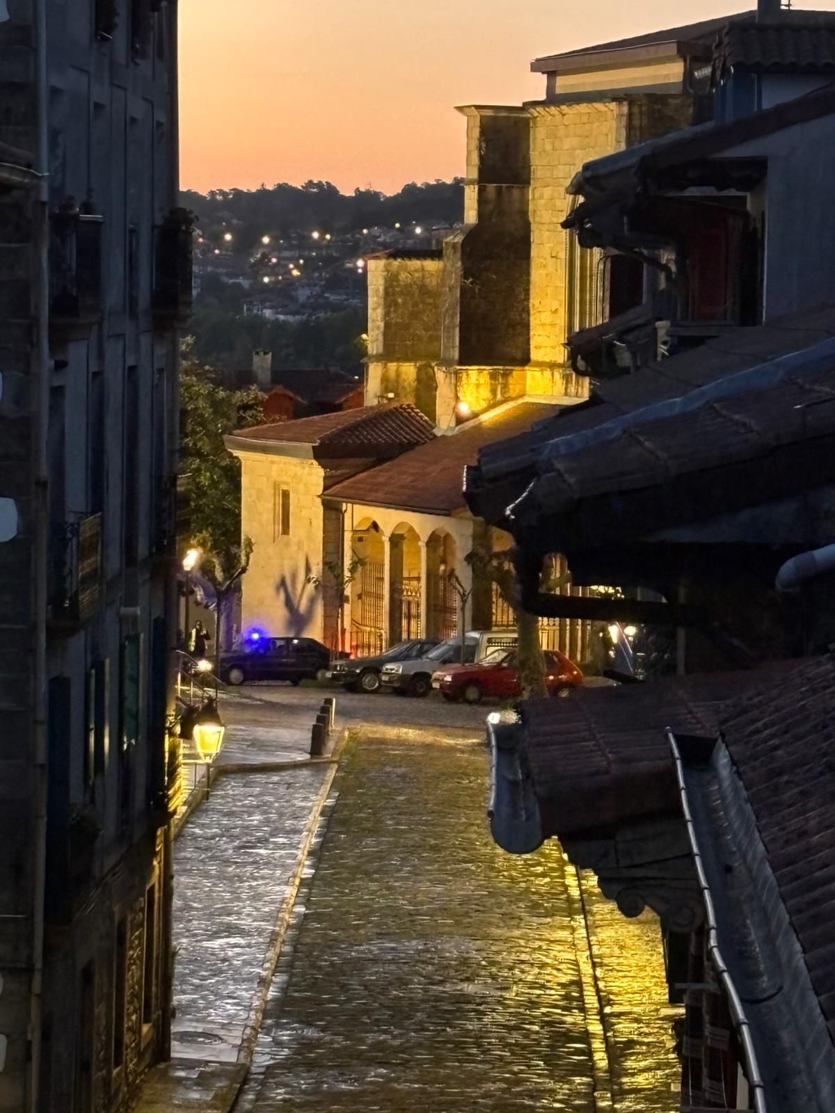 San Nikolas kalea en Hondarribia, al fondo el rodaje de una película