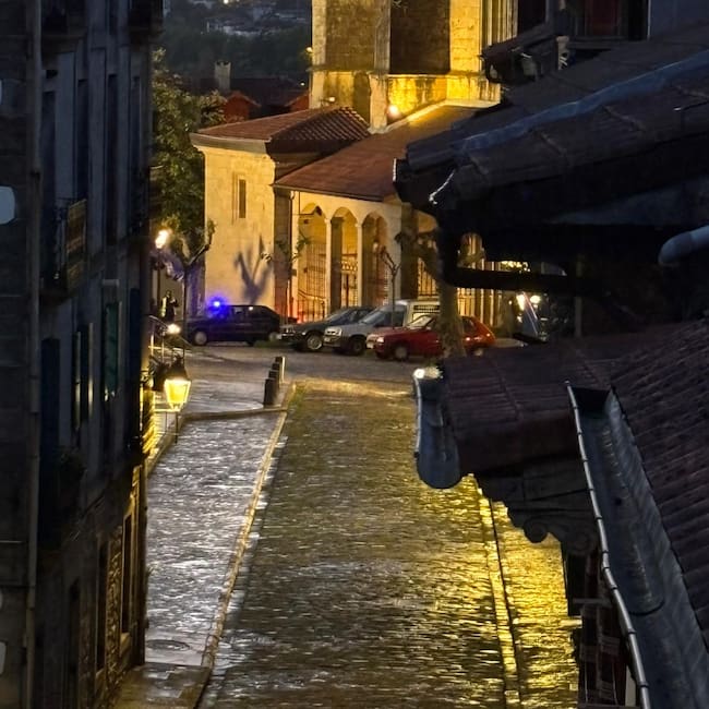San Nikolas kalea en Hondarribia, al fondo el rodaje de una película