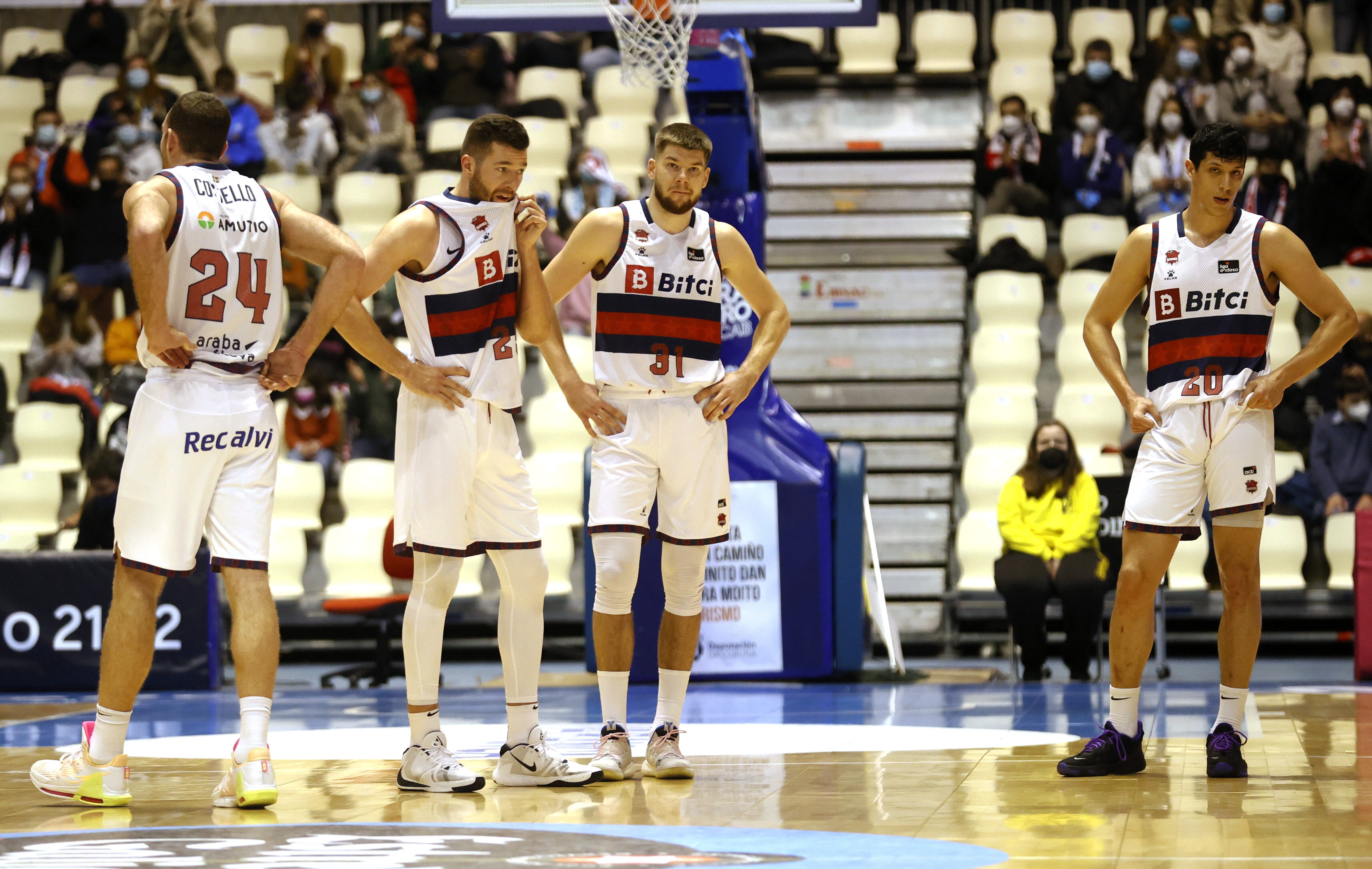 Caras largas de los jugadores de Baskonia tras perder ante Obradoiro el partido de liga ACB en el Multiúsos de Sar.