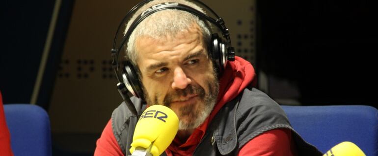 El diseñador Lorenzo Caprile, sentado en los estudios de la Cadena SER junto a Lola Carretero y Ana Uslé.