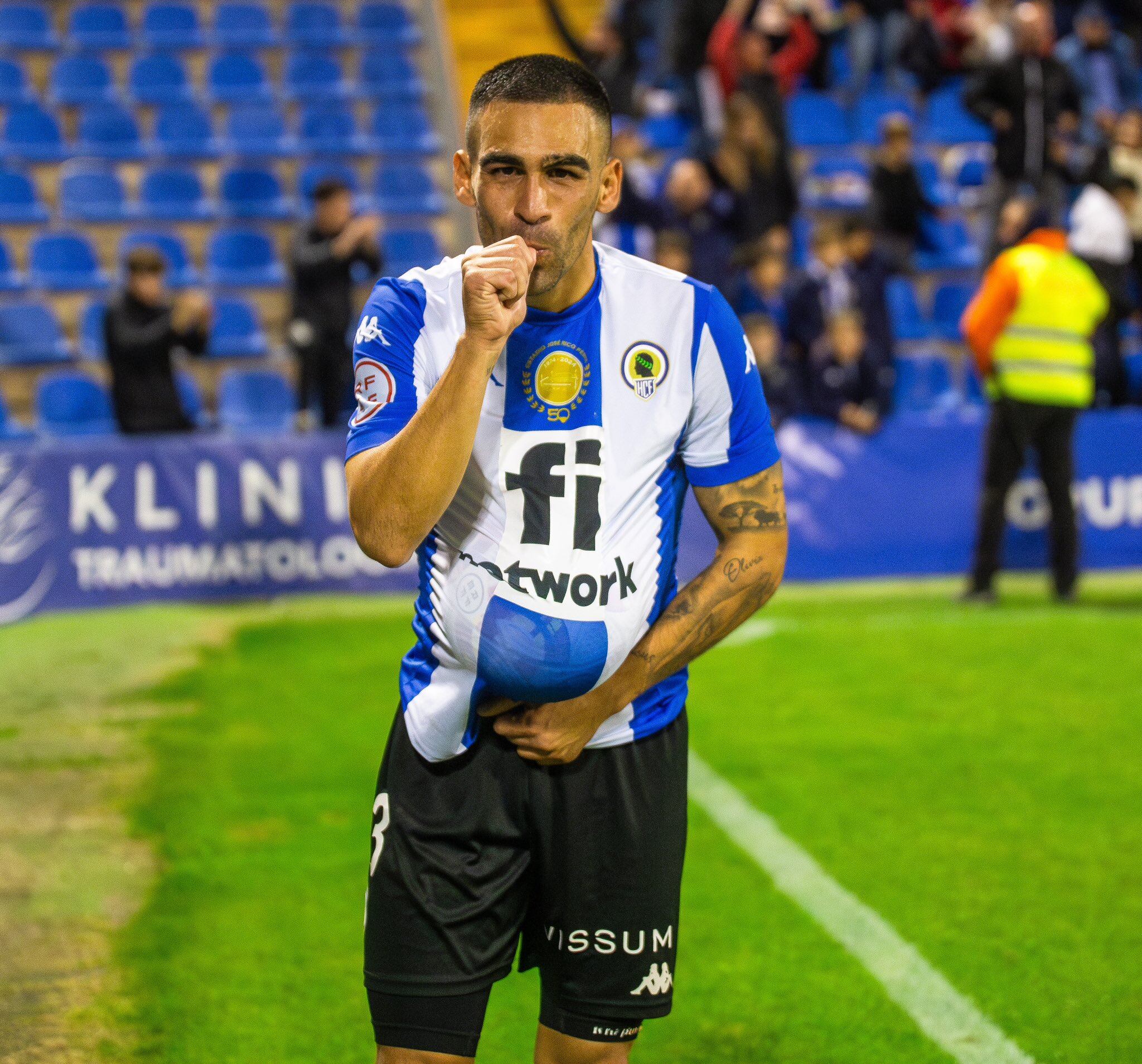 Dani Romera celebra su gol, frente al Alcoyano, anunciando que va a ser padre