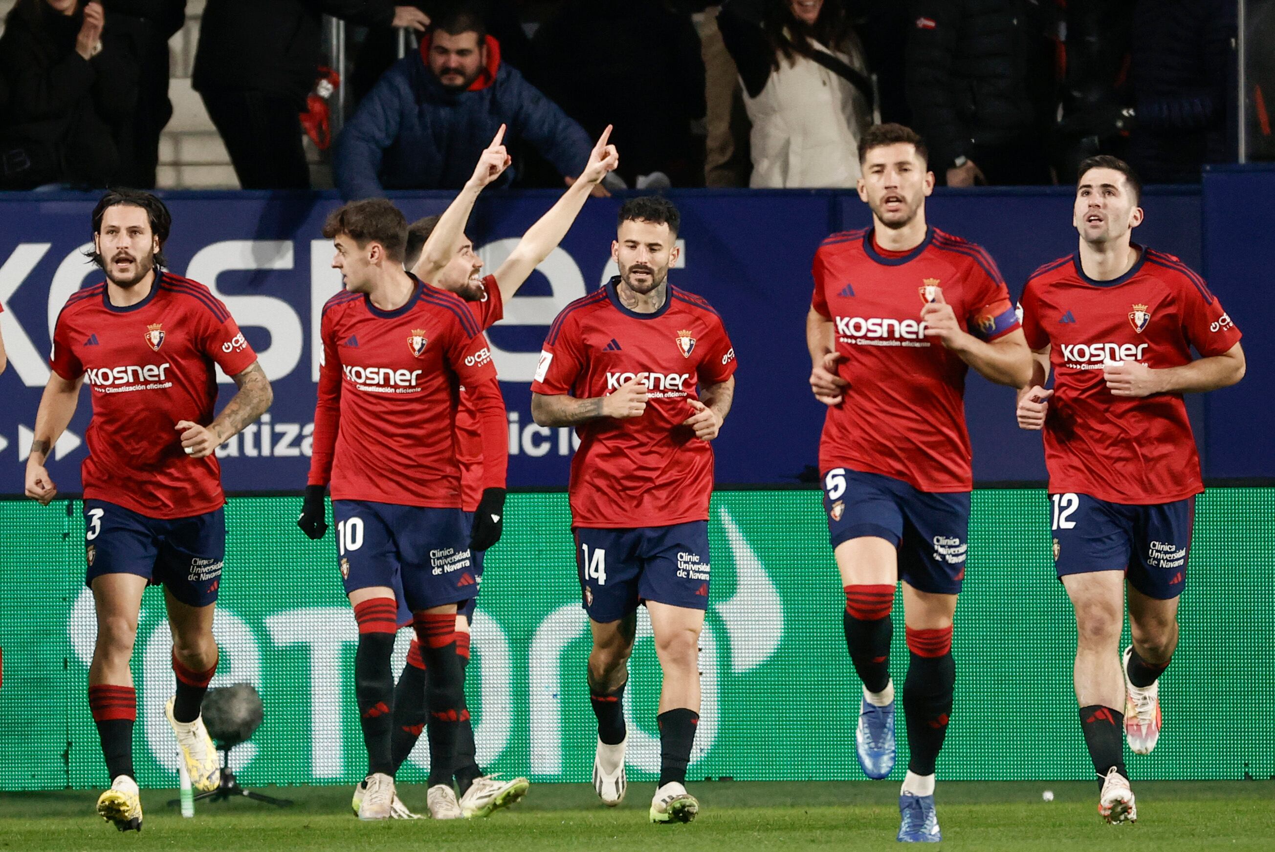 Moi Gómez celebra su gol a la Real Sociedad en el estadio de El Sadar