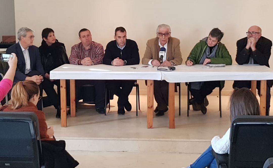 Los concejales de la oposición de Tui formada por PSOE, BNG, Alternativa Tudense y Son de Tui en una rueda de prensa.