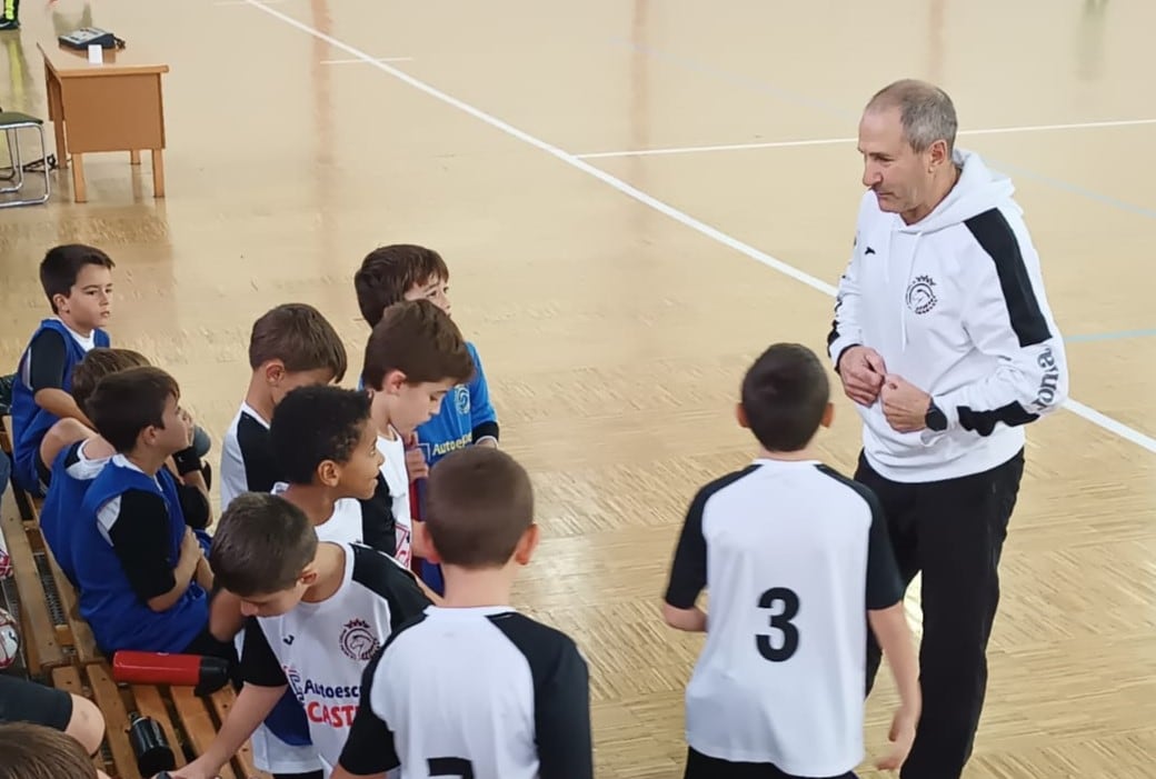 Antonio Montalvillo da explicaciones al equipo de cantera que entrena