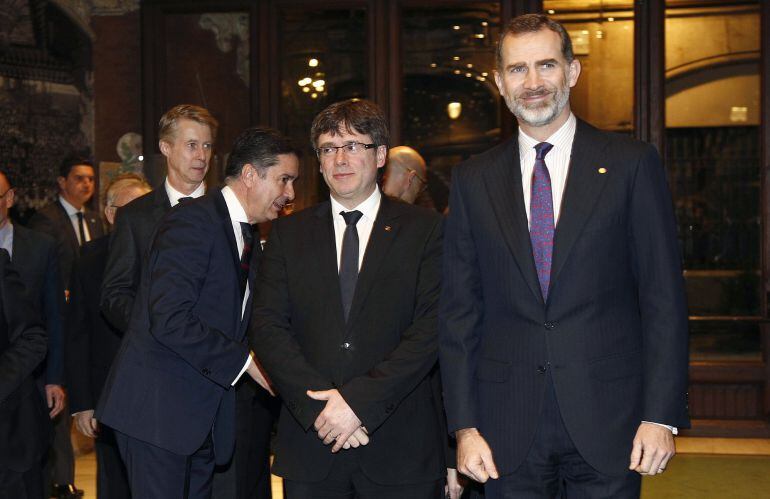 El rey Felipe VI junto al presidente de la Generalitat, Carles Puigdemont.