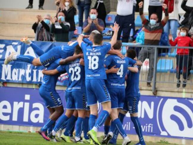 Los jugadores del Calvo Sotelo, celebrando un gol ante su afición