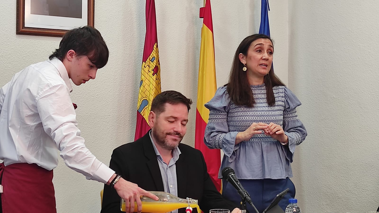 David Broceño, Subdelegado del Gobierno junto a un alumno del Curso y su profesora