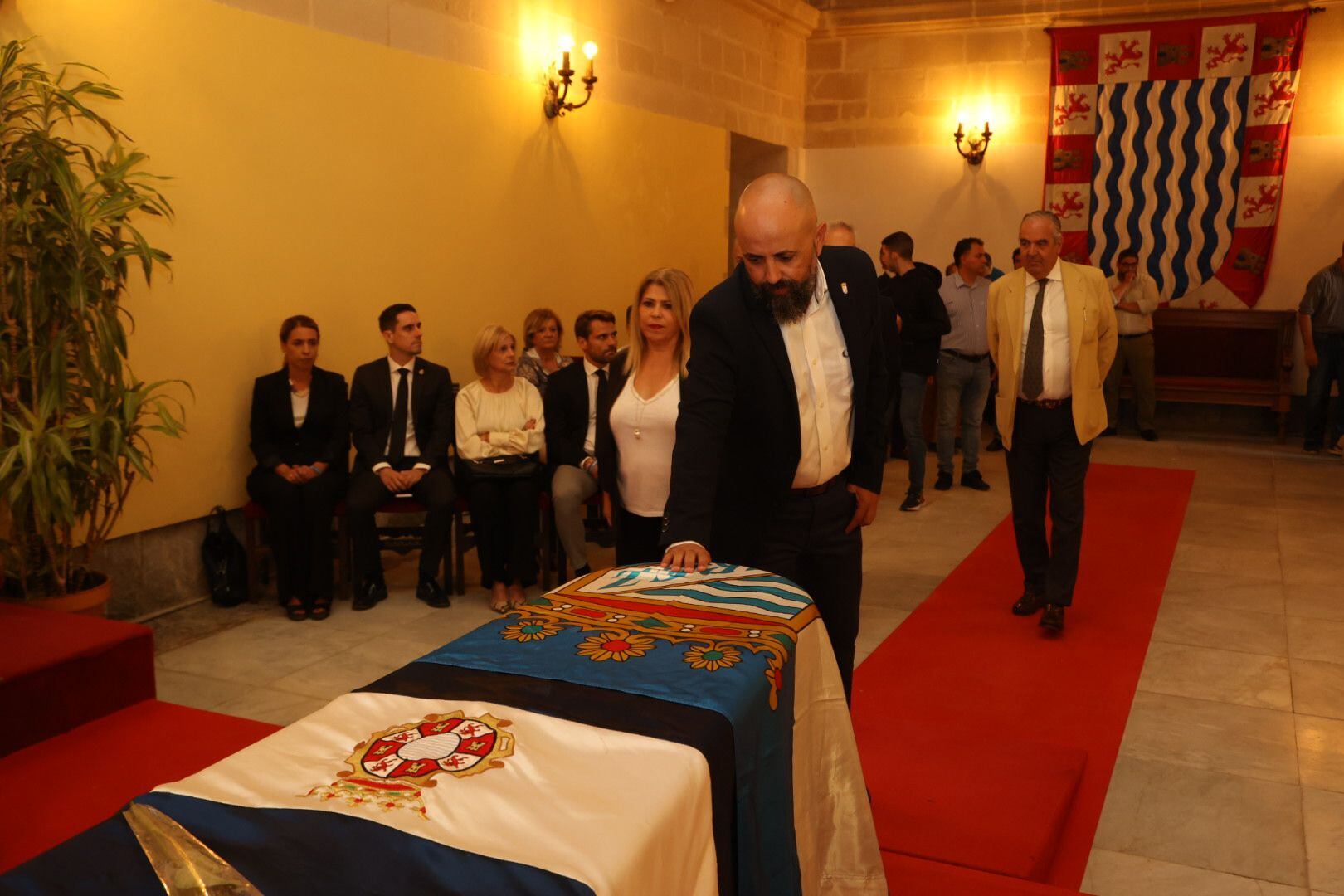 Juan Luis Gil junto al féretro y detrás de él Ignacio de la Calle