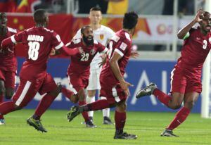 Los culturaslistas Almoez y Madibo (18) celebran uno de los goles de Hassan