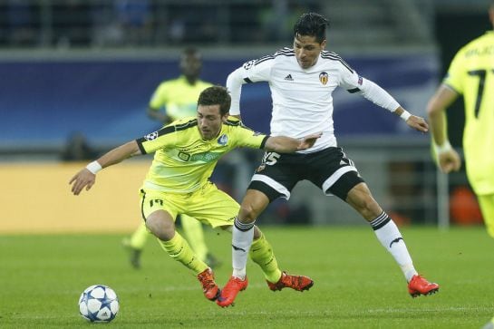 Enzo Pérez, ante el jugador del Gent Brecht Dejaegere.