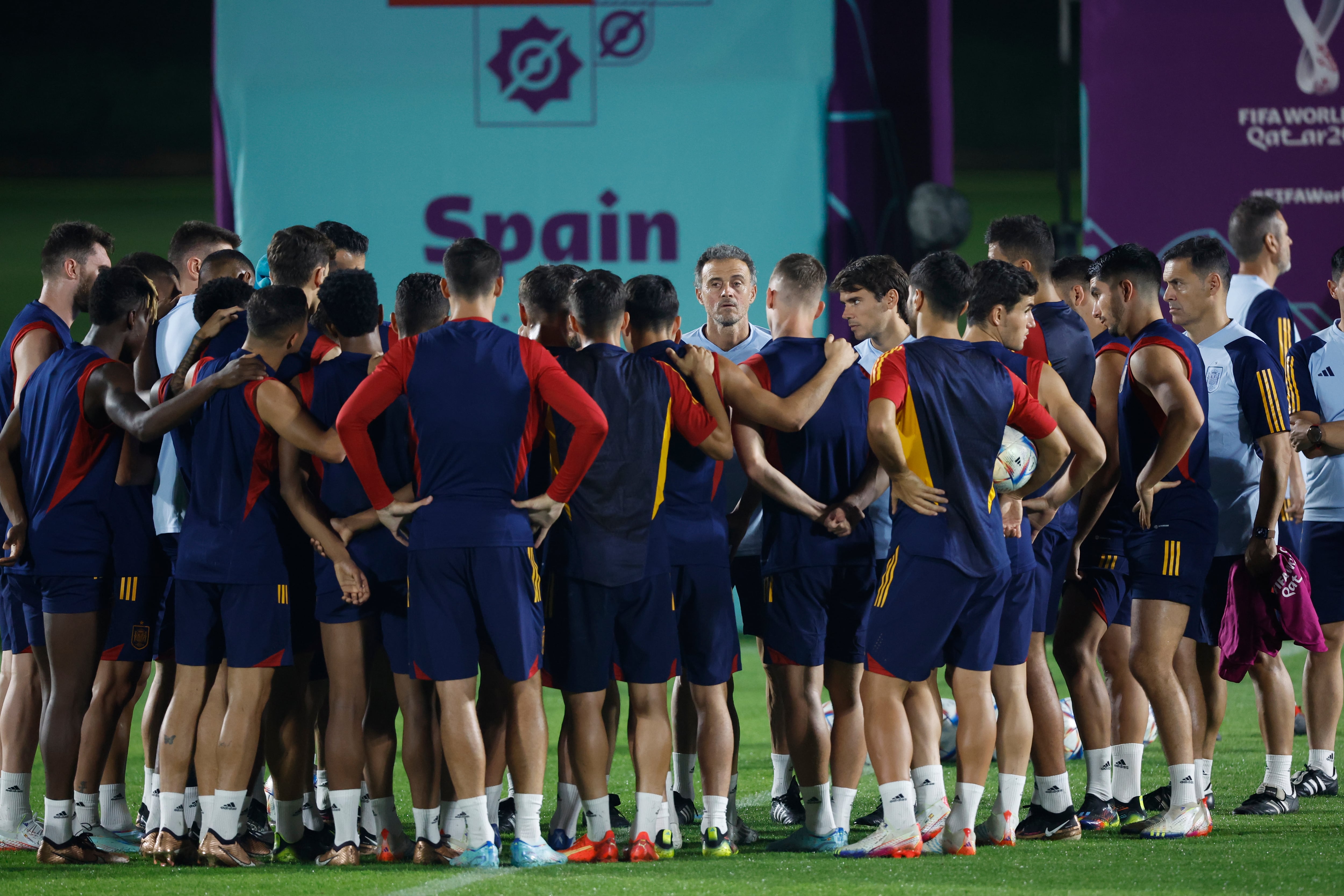 El entrenador de la selección española, Luis Enrique (c), dirige el entrenamiento del equipo nacional