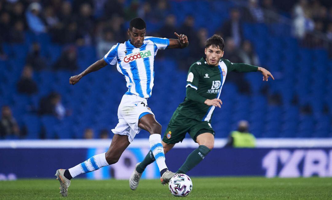 Alexander Isak conduce un balón en el partido anterior de Copa del Rey
