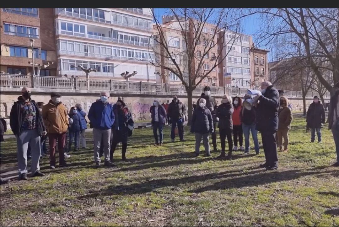 Movilización en Palencia contra una actuación que se considera agresiva en la ribera del río