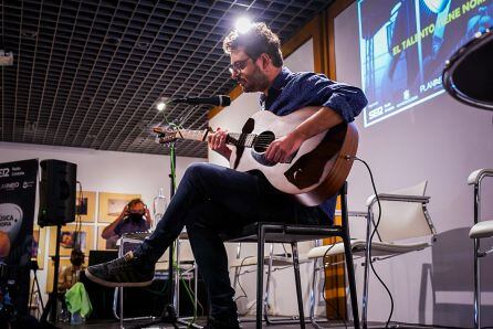 Mike Sun actuando en la Tertulia de Música Propia by Planneo