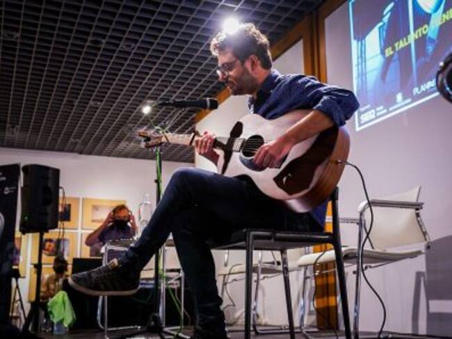 Mike Sun actuando en la Tertulia de Música Propia by Planneo