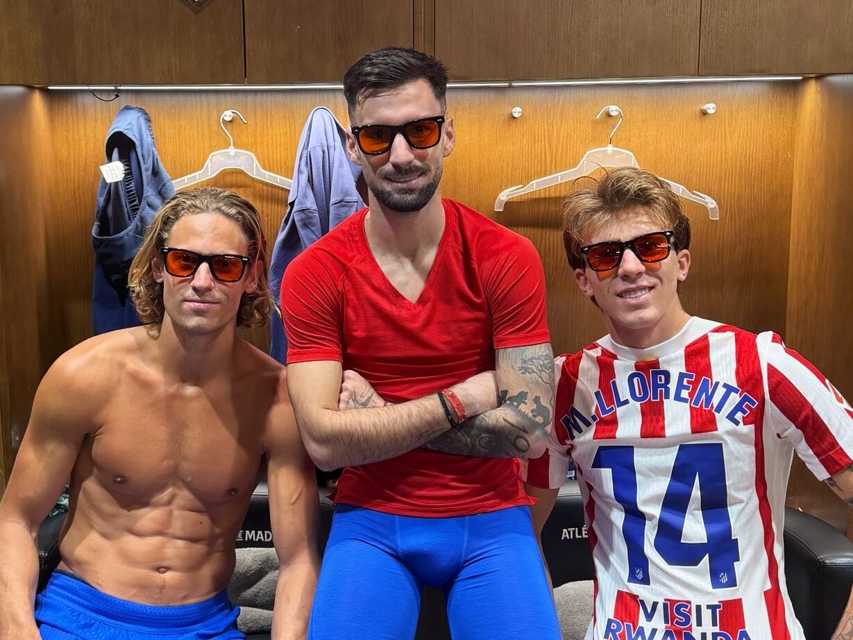 Marcos Llorente posa con sus gafas junto a Baena y Barrios