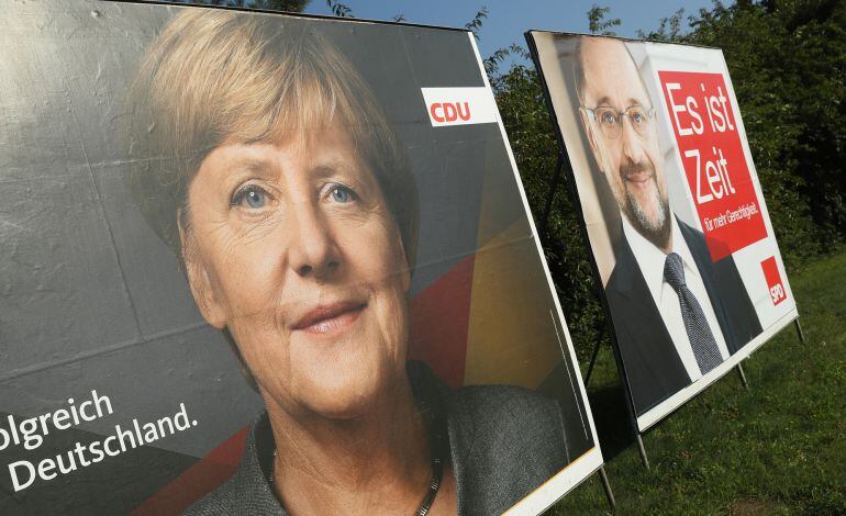 Los carteles del CDU y SPD con Angela Merkel y Martin Schulz, respectivamente, en Bergen