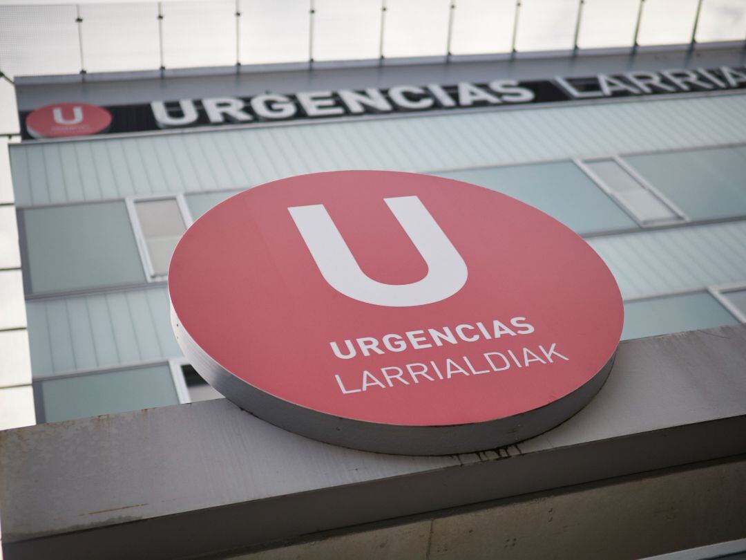 Detalle de la fachada del Servicio de Urgencias del Complejo Hospitalario de Navarra durante a Pandemia Covid-19.