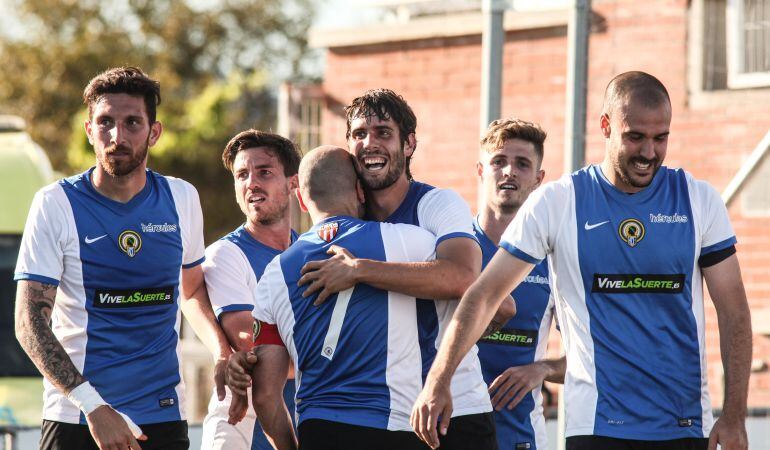 Los jugadores del Hércules celebran un gol