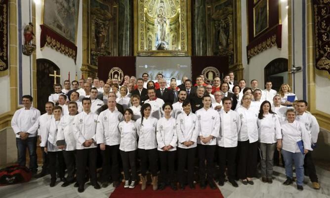 Foto de familia tomada durante la inauguración de los estudios de Grado de Gastronomía que se impartirán en la Universidad Católica San Antonio de Murcia (UCAM).