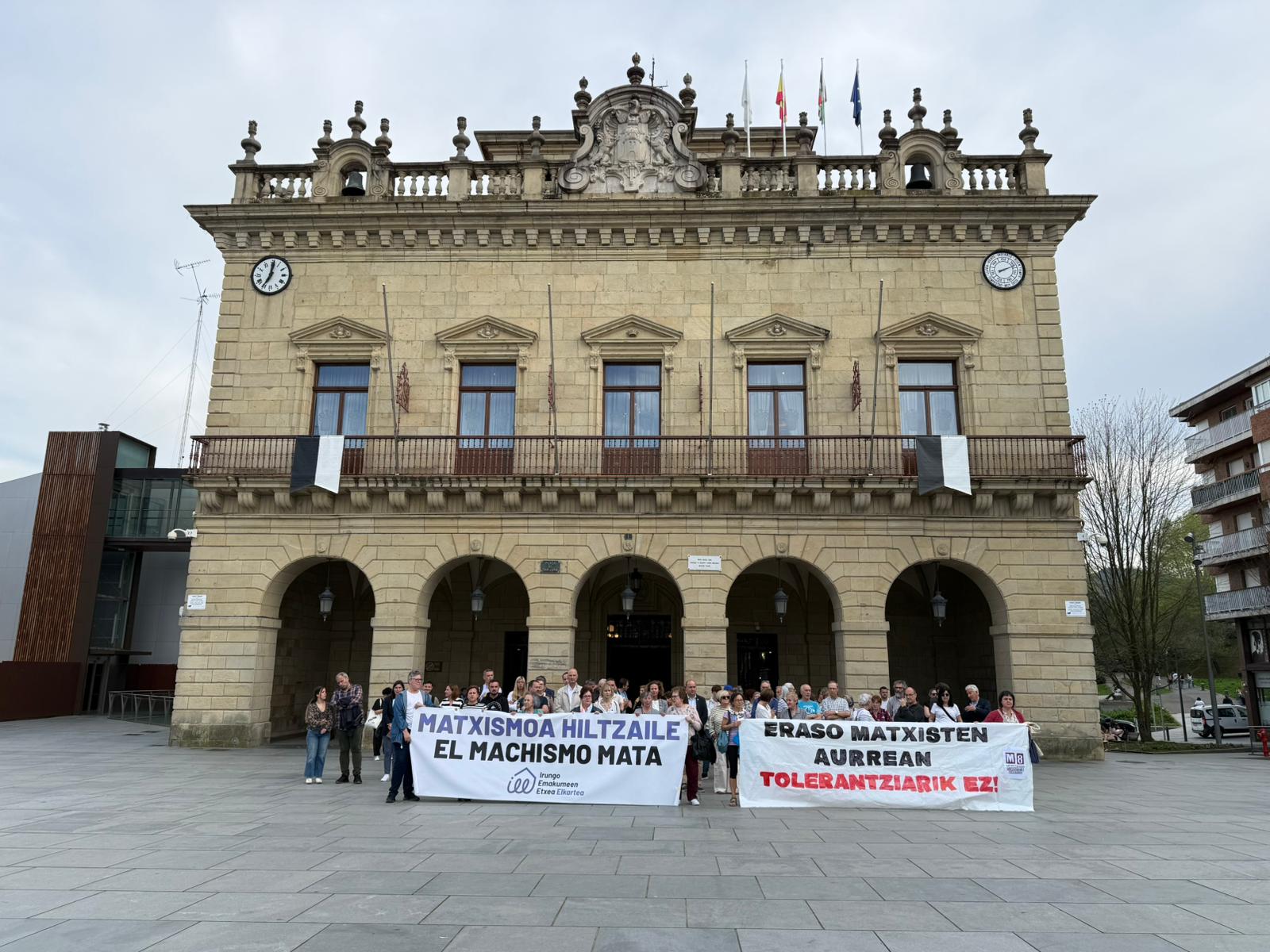 Concentración en la Plaza San Juan de Irun para rechazar la violencia machista.