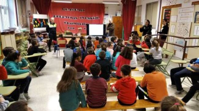 La coordinacion de Policia Local, el informático de Guadalinfo y la psicologa de CIM abordan todos los aspectos del problema