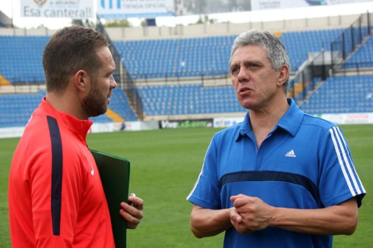 El entrenador del Hércules, Luis García Tevenet, junto a Dante Sanabria