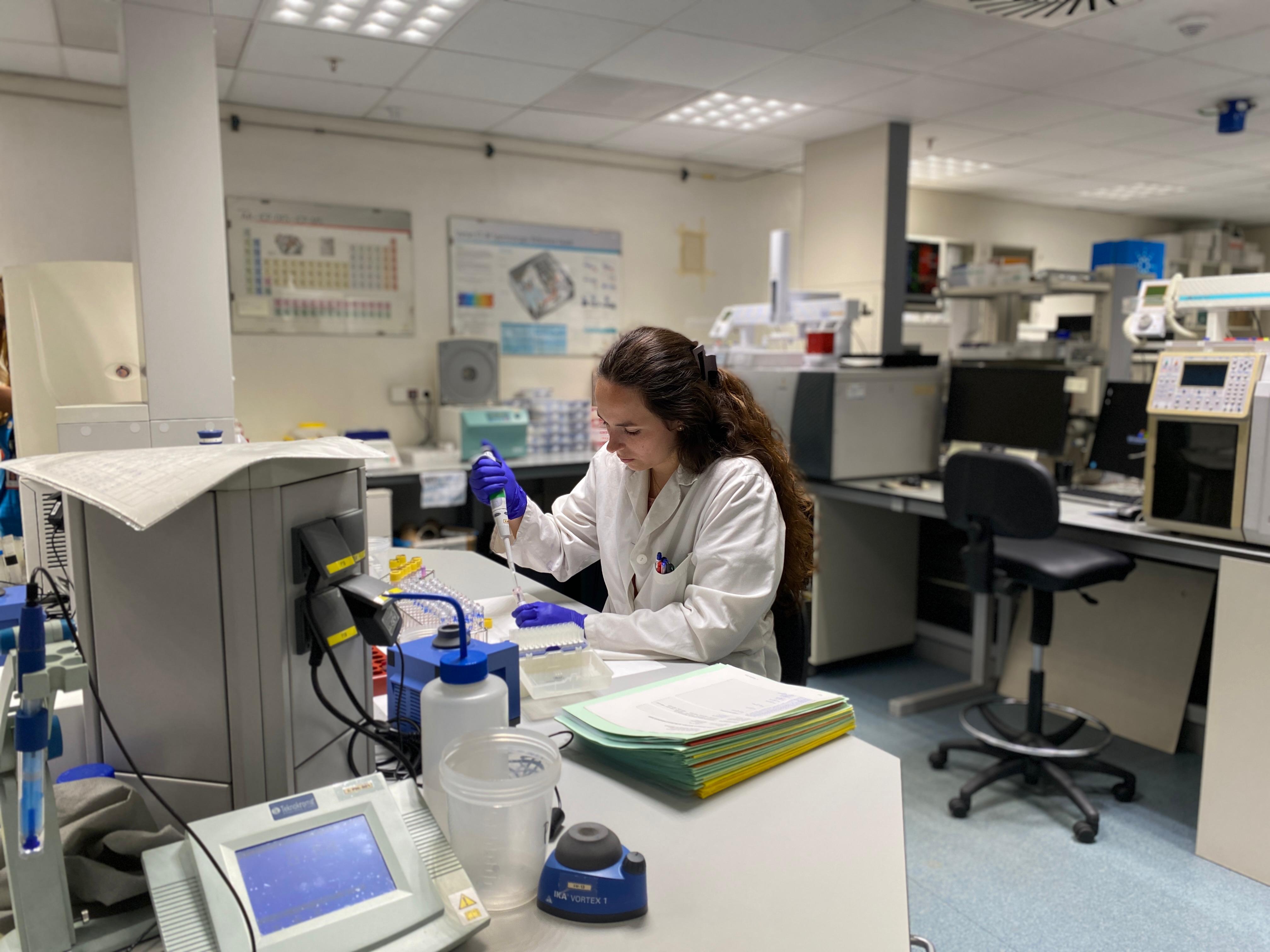 Una persona trabaja en el laboratorio del Instituto de Medicina Legal y Ciencias Forenses de Cataluña