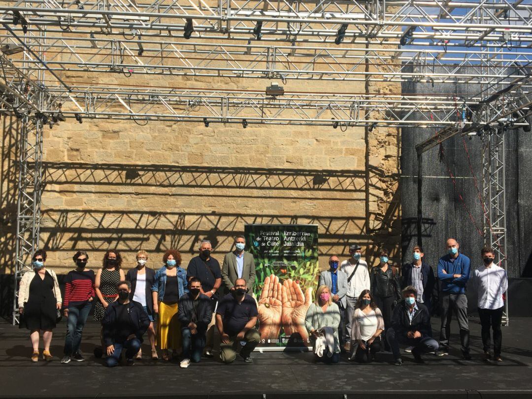 Organizadores y varías compañias navarras han presentado el Festival de Teatro de Olite en el escenario de la Cava