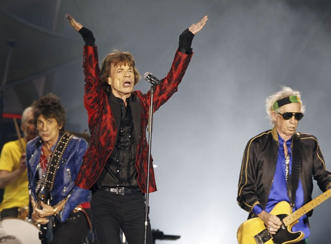 El cantante de Rolling Stones Mick Jagger, junto a Keith Richards (d) y Ron Wood (i), durante el concierto ofrecido en el estadio Santiago Bernabéu, en Madrid.