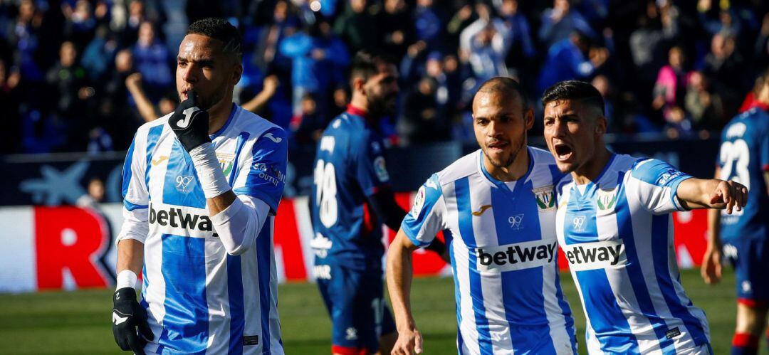 El delantero marroquí del CD Leganés Youssef En-Nesyri (i) celebra el primer gol de su equipo ante la SD Huesca en partido de la decimonovena jornada de Liga.