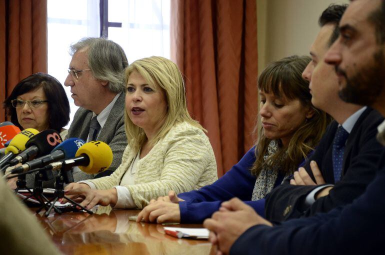 La alcaldesa de Jerez, Mamen Sánchez, y su gobierno hacen balance de 2016 y avanzan actuaciones de 2017 en rueda de prensa en el Ayuntamiento.