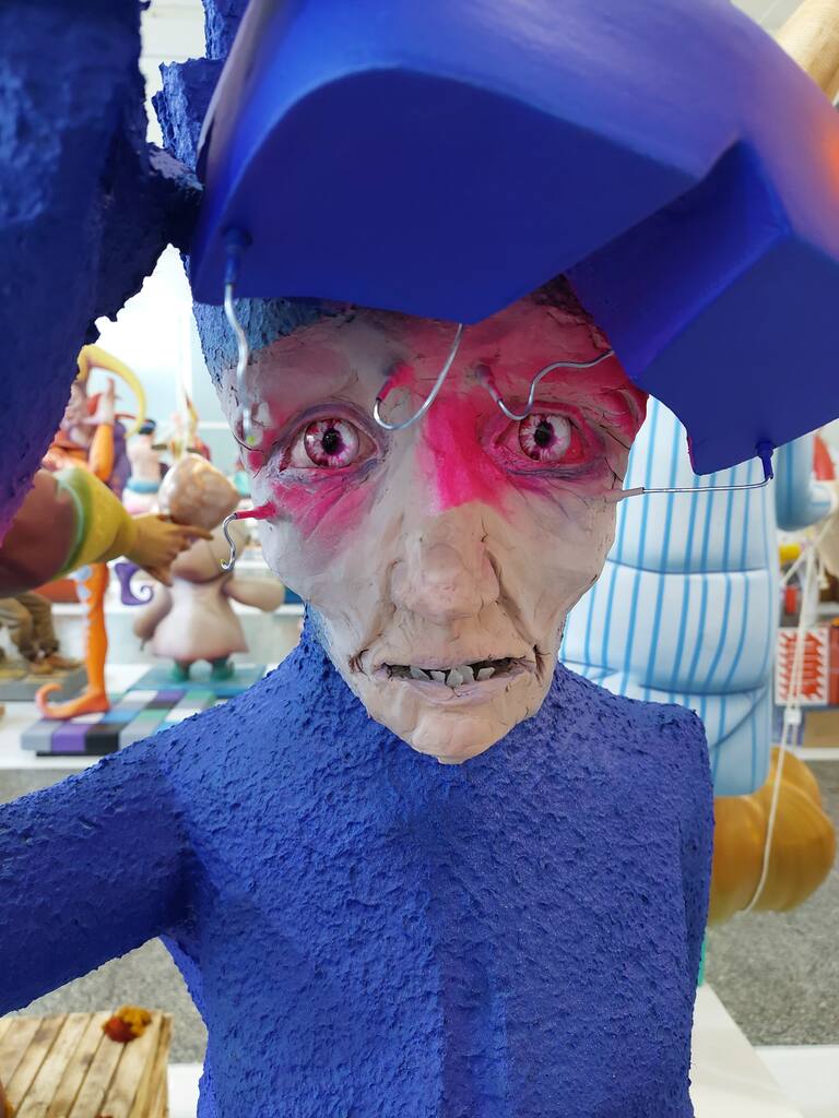 La Exposición del Ninot de las Fallas 2023 abre sus puertas con 750 figuras que rebosan diseño y sátira. Todas ellas quieren salvarse de las llamas gracias al voto popular.