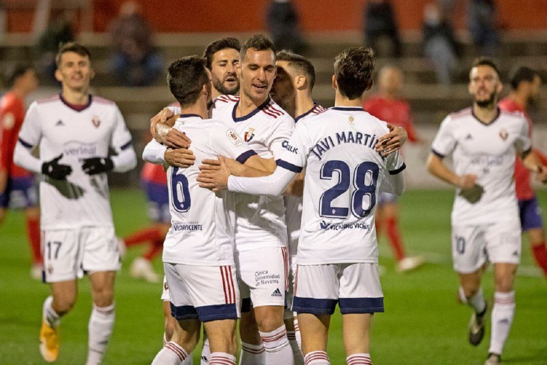 Unai García, Javi Martínez y Barja los primeros jugadores de Osasuna en celebrar con Oier su gol en el primer minuto para encarrilar el pase de ronda en Copa 