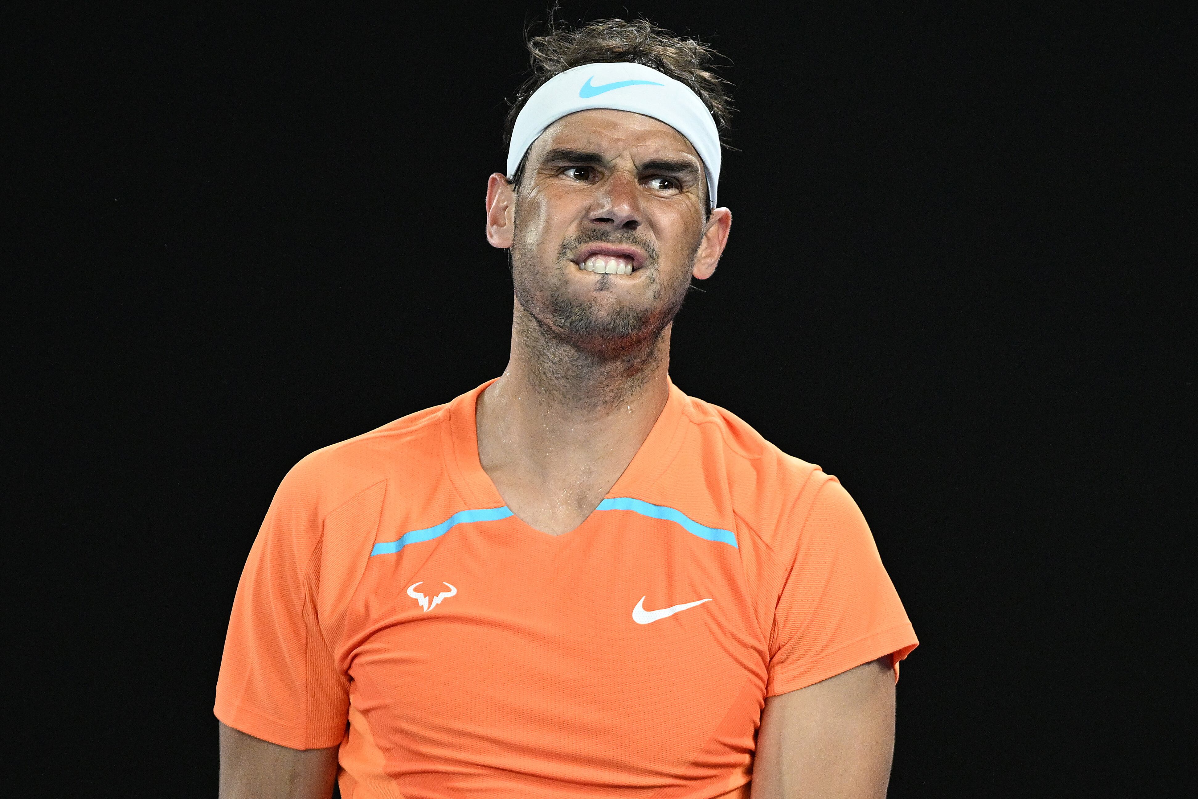 -FOTODELDIA- EA3454. MELBOURNE (AUSTRALIA), 18/01/2023.- El tenista Rafa Nadal reacciona durante su partido contra el estadounidense Mackenzie McDonald en el Abierto de Australia, este miércoles. Nadal cayó por 6-4, 6-4 y 7-5 en la segunda ronda del Abierto de Australia frente al estadounidense Mackenzie McDonald después de sufrir una lesión en la parte superior de la pierna izquierda tras intentar alcanzar un revés defensivo en el último tramo del segundo set. EFE/ Jame Ross PROHIBIDO SU USO EN AUSTRALIA Y NUEVA ZELANDA
