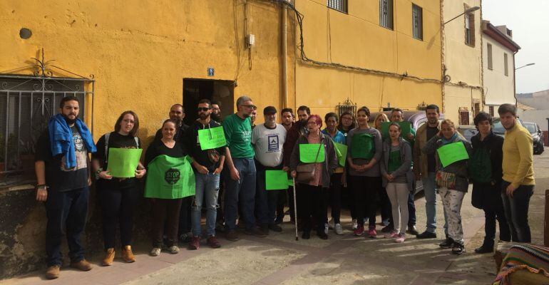 Miembros de la Plataforma de afectados por la Hipoteca junto a la casa de María Jesús.