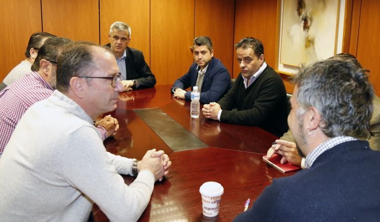 Reunión del alcalde de Móstoles, David Lucas y los portavoces municipales con los trabajadores de UPONOR Hispania