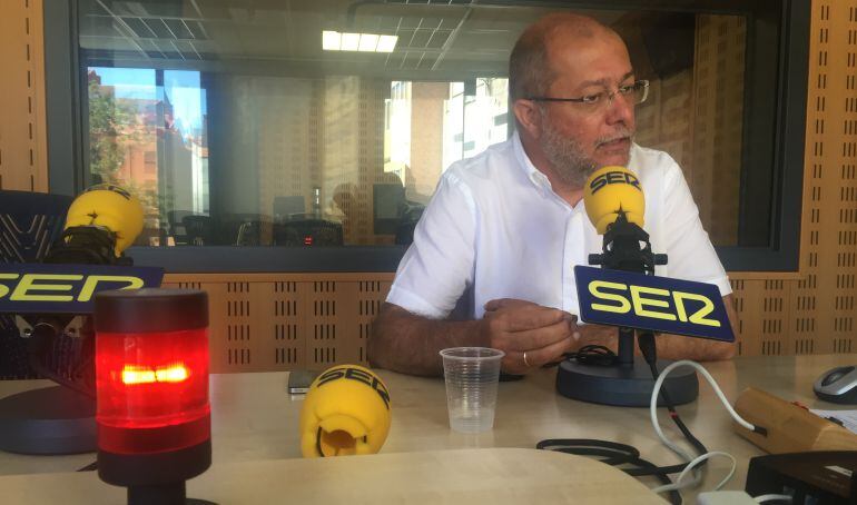 El candidato de Ciudadanos, Francisco Igea, en los estudios de Radio Valladolid