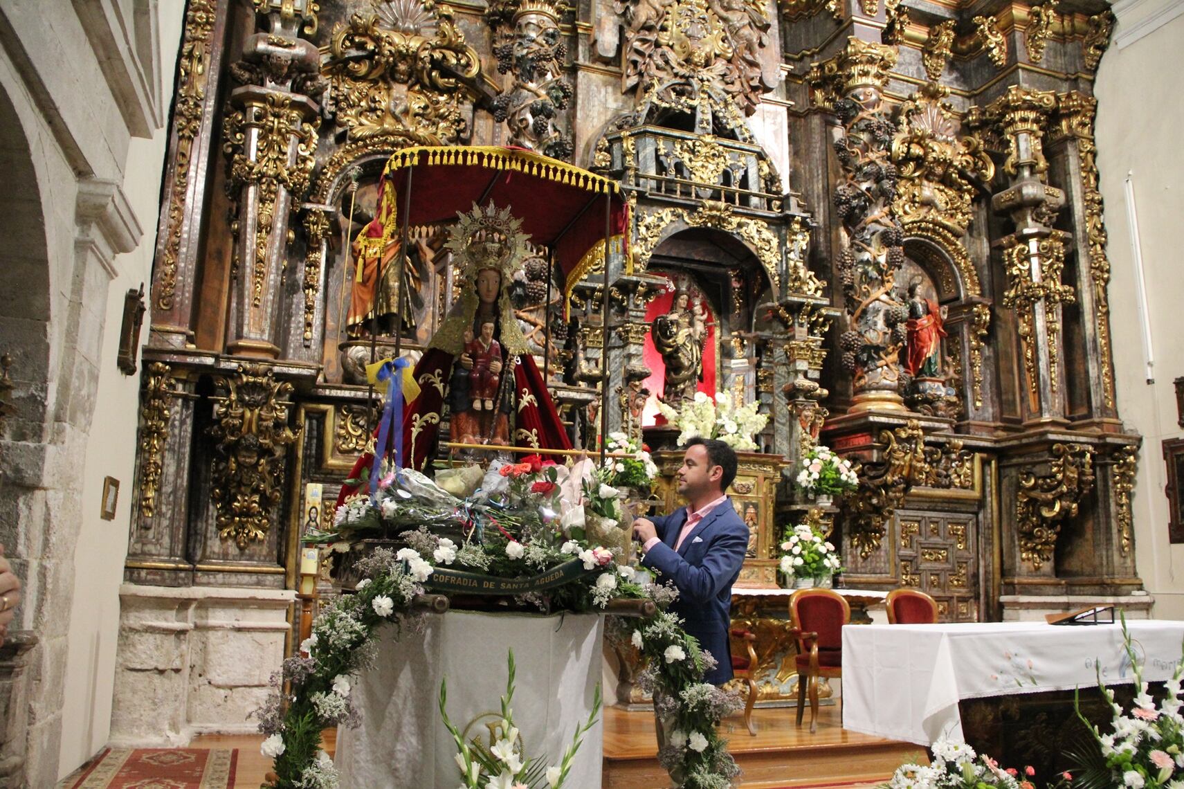 El alcalde de Cuéllar, Carlos Fraile, entrega el bastón de mando a la imagen de la Virgen de El Henar que es alcaldesa perpetua de la localidad