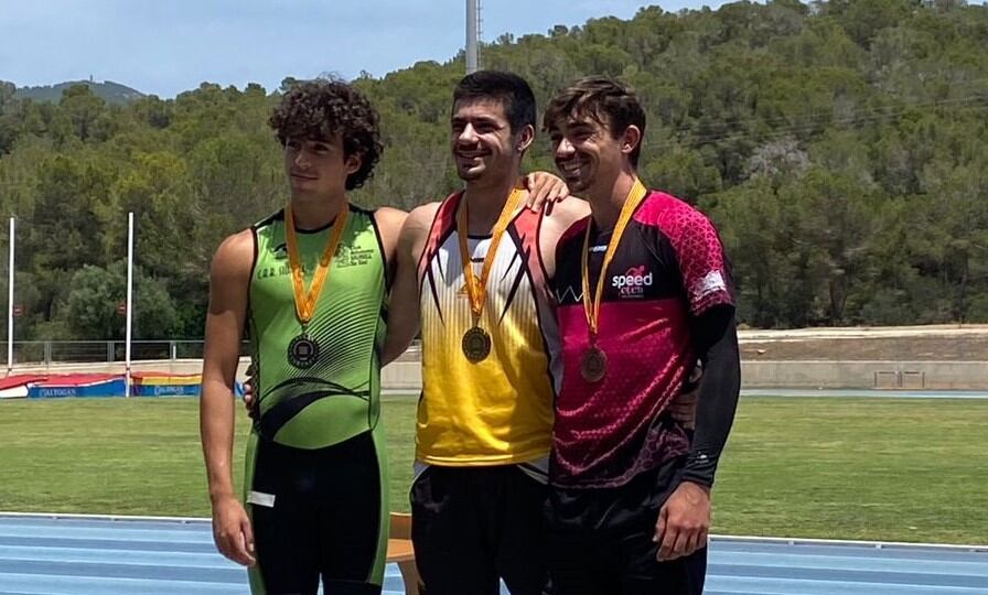 El velocista Bià Pons, al centre de la imatge, va aconseguir dos ors i un rècord autonòmic.
