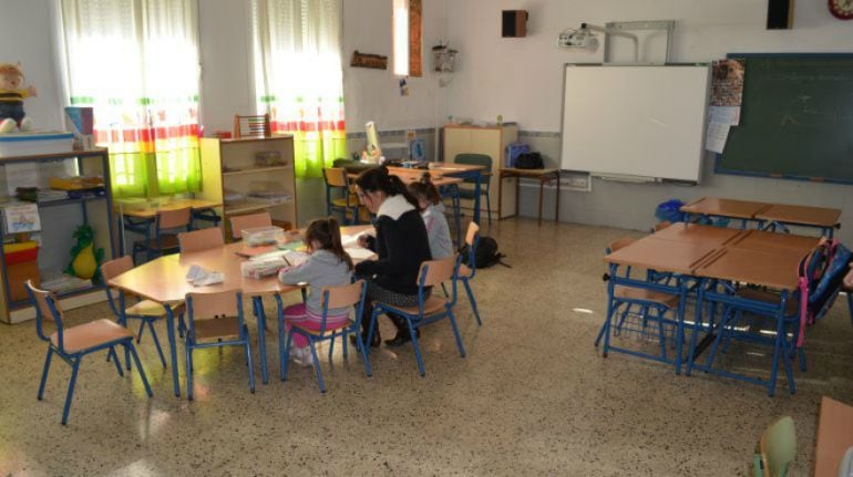 Las dos únicas alumnos que aún quedan en el colegio rural de Cartajima -Málaga-