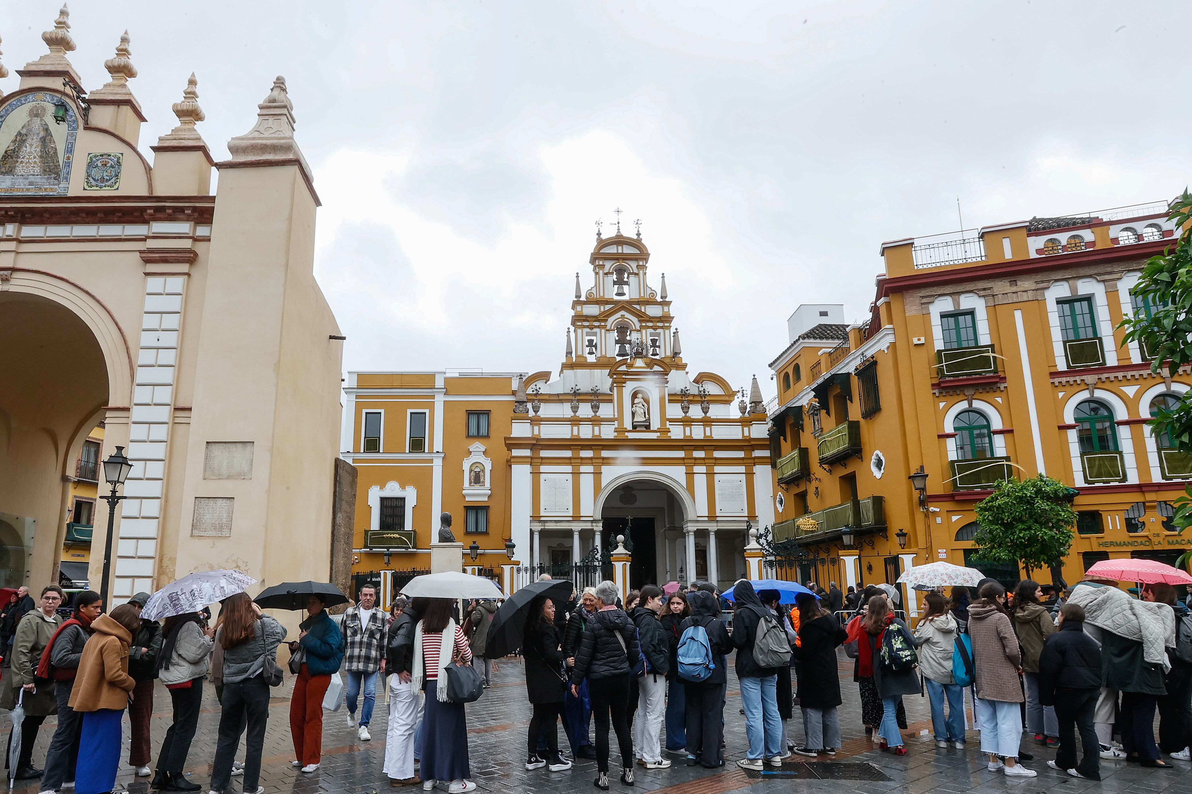 Feligreses hacen cola para ver la Virgen de la Macarena en Sevilla, que debería salir en procesión en la Madrugá sevillana, este Jueves Santo. EFE/Jose Manuel Vidal